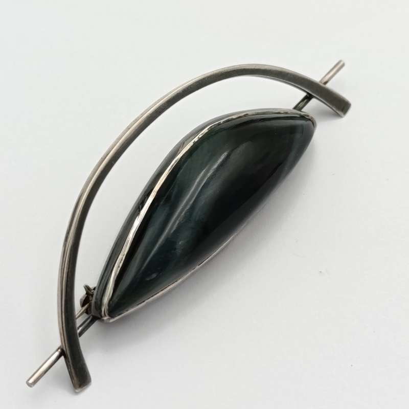 Vintage Sterling silver brooch with black tigers eye