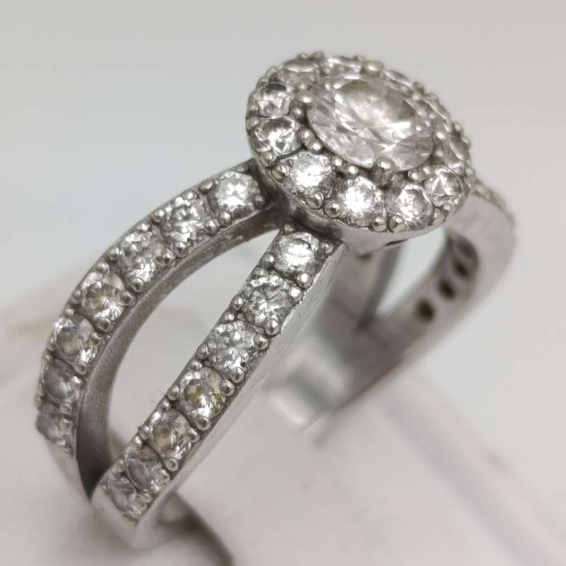 9kt White Gold diamond ring with 0,52ct diamond surrounded by 40 small diamonds - weighs 5.8g