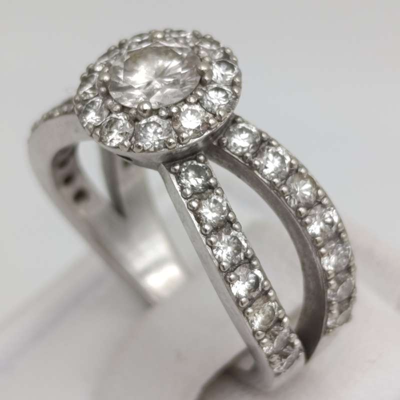 9kt White Gold diamond ring with 0,52ct diamond surrounded by 40 small diamonds - weighs 5.8g