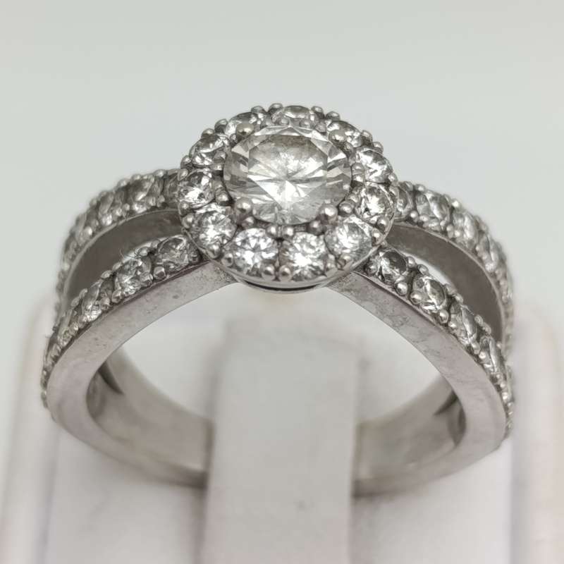 9kt White Gold diamond ring with 0,52ct diamond surrounded by 40 small diamonds - weighs 5.8g