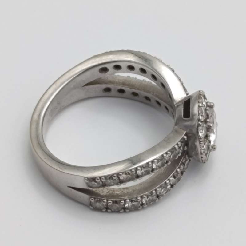 9kt White Gold diamond ring with 0,52ct diamond surrounded by 40 small diamonds - weighs 5.8g