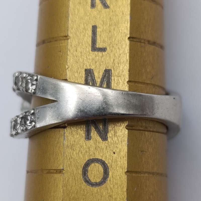 9kt White Gold diamond ring with 0,52ct diamond surrounded by 40 small diamonds - weighs 5.8g