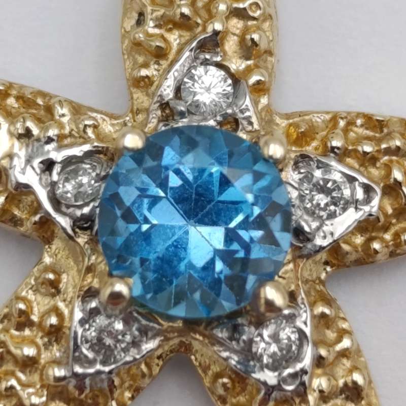 14kt Yellow gold starfish pendant with light blue topaz and small diamonds - weighs 3,2g