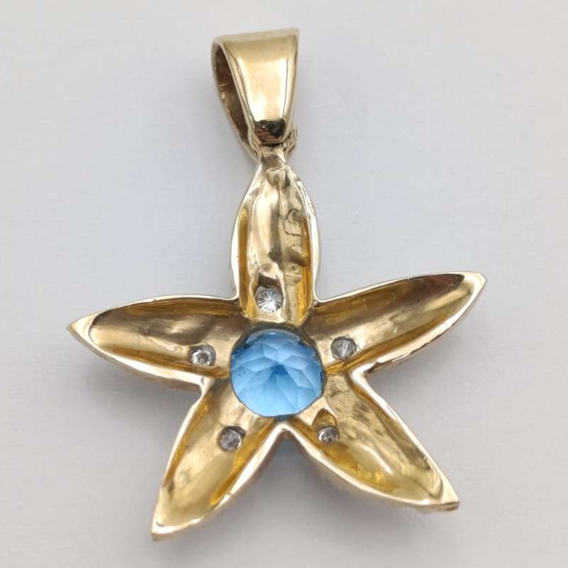 14kt Yellow gold starfish pendant with light blue topaz and small diamonds - weighs 3,2g