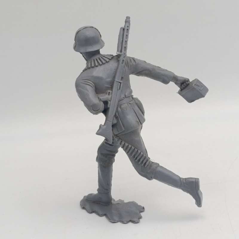 Marx Toys WW2 German toy soldier - 6 inch - rifle broken