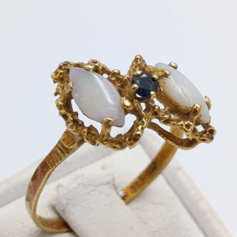 Antique 14kt gold ring with two opals and blue sapphire - weighs 2.3g