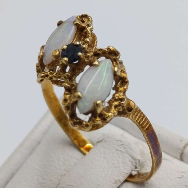 Antique 14kt gold ring with two opals and blue sapphire - weighs 2.3g