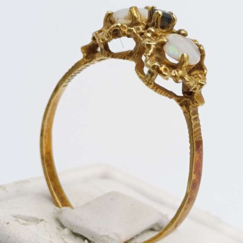 Antique 14kt gold ring with two opals and blue sapphire - weighs 2.3g