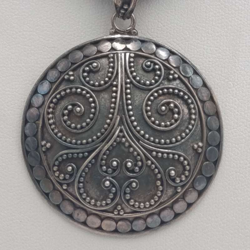 Beautiful Sterling silver necklace and pendant - weighs 31,5g