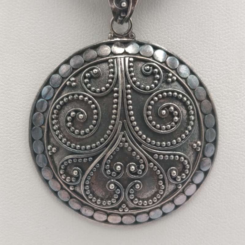 Beautiful Sterling silver necklace and pendant - weighs 31,5g