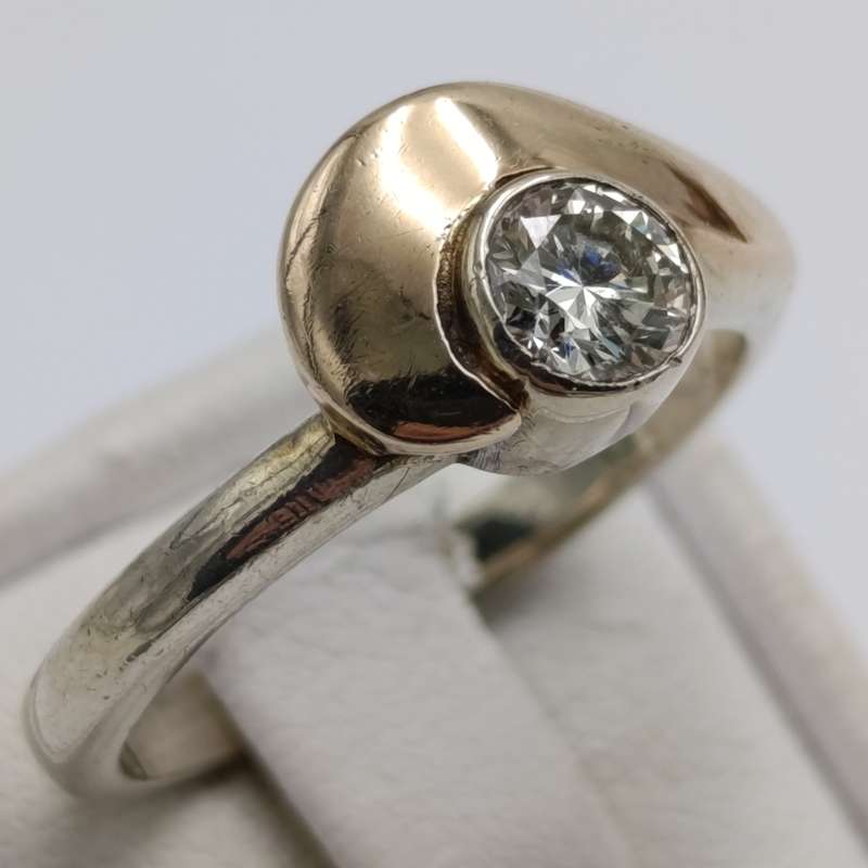 9kt Gold diamond ring with about 0,52ct round brilliant diamond - weighs 4,2g - size P