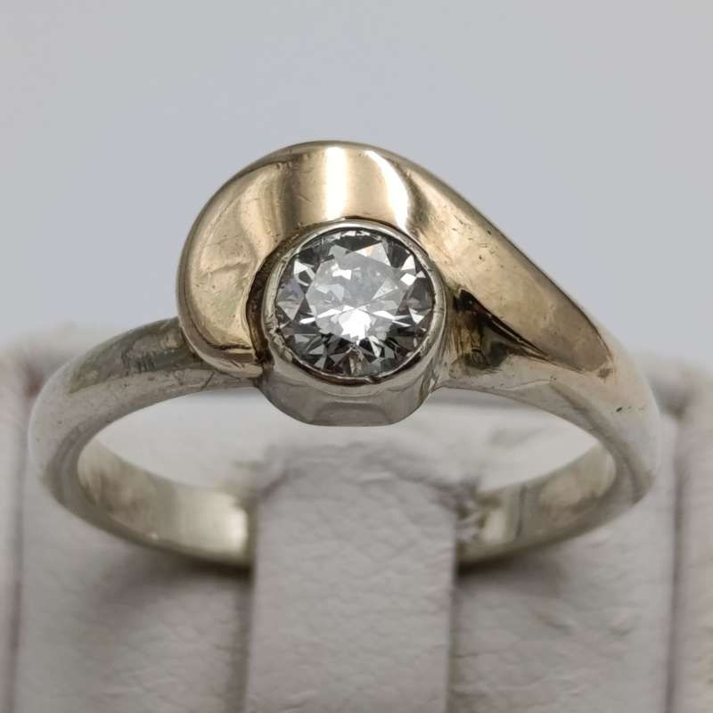 9kt Gold diamond ring with about 0,52ct round brilliant diamond - weighs 4,2g - size P