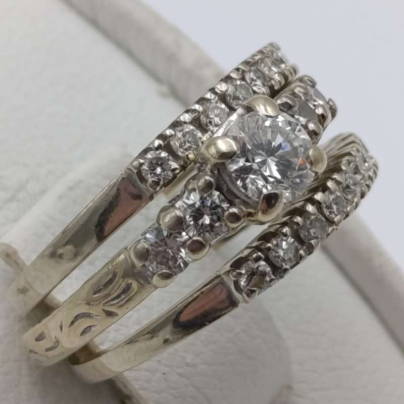 18kt gold ring set of 3 rings - Centre ring with about 0.35 carat diamond plus 4 smaller diamonds