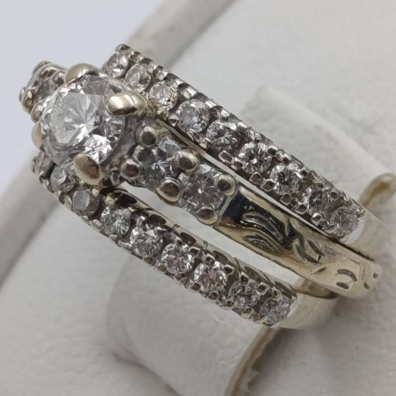 18kt gold ring set of 3 rings - Centre ring with about 0.35 carat diamond plus 4 smaller diamonds