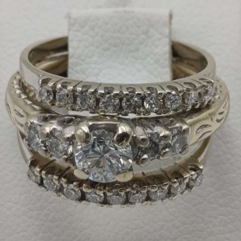 18kt gold ring set of 3 rings - Centre ring with about 0.35 carat diamond plus 4 smaller diamonds