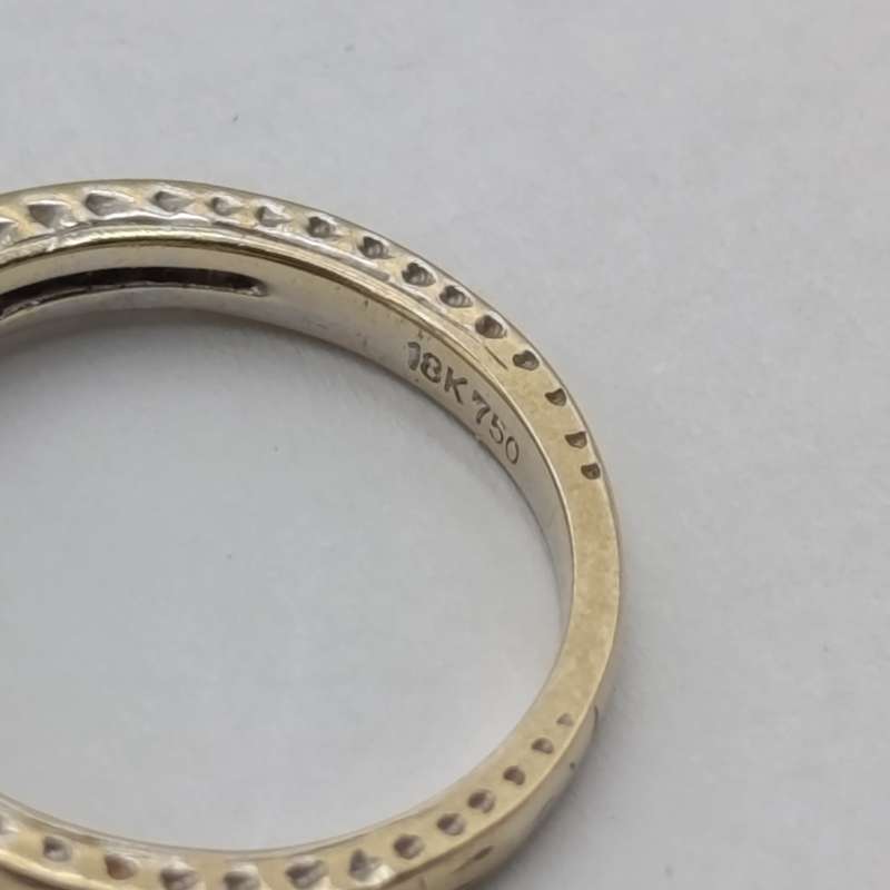 18kt gold ring set of 3 rings - Centre ring with about 0.35 carat diamond plus 4 smaller diamonds