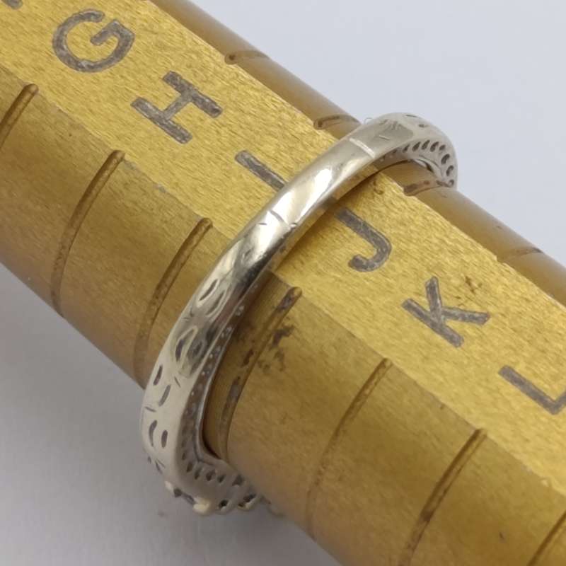 18kt gold ring set of 3 rings - Centre ring with about 0.35 carat diamond plus 4 smaller diamonds
