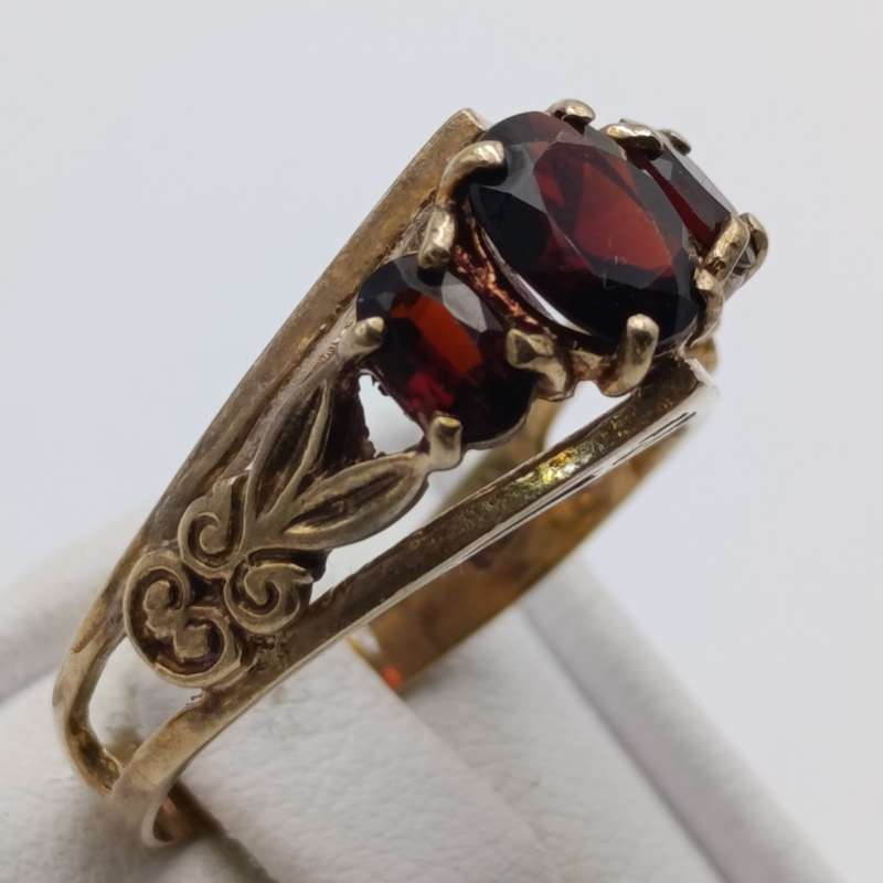 9kt gold ring Hallmarked with 3 orange red Garnets - weight 3.3g