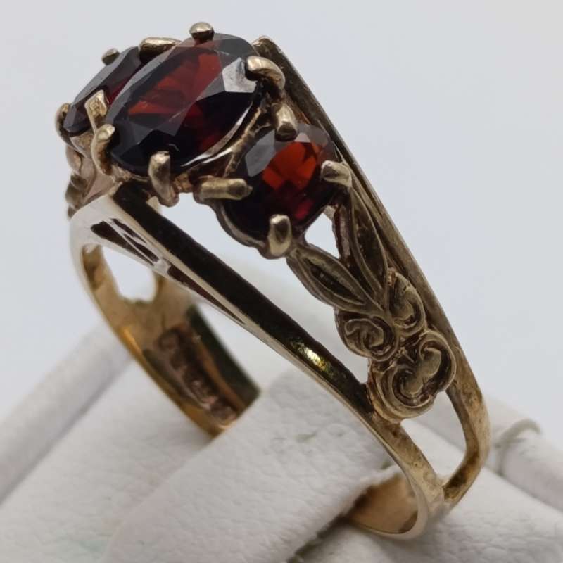 9kt gold ring Hallmarked with 3 orange red Garnets - weight 3.3g