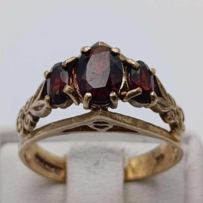 9kt gold ring Hallmarked with 3 orange red Garnets - weight 3.3g