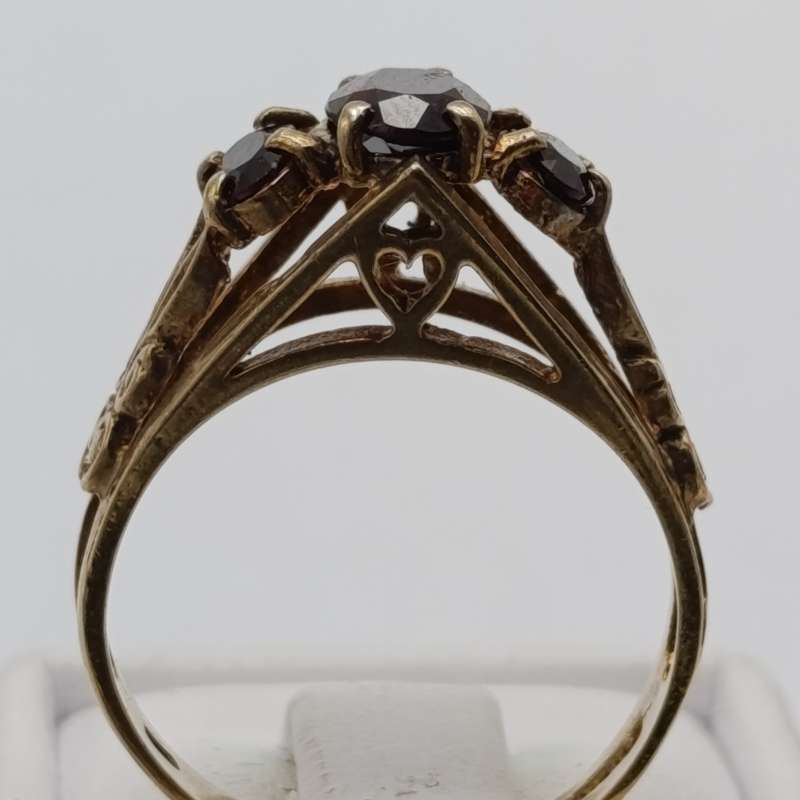 9kt gold ring Hallmarked with 3 orange red Garnets - weight 3.3g