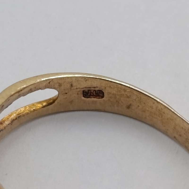 9kt gold ring Hallmarked with 3 orange red Garnets - weight 3.3g