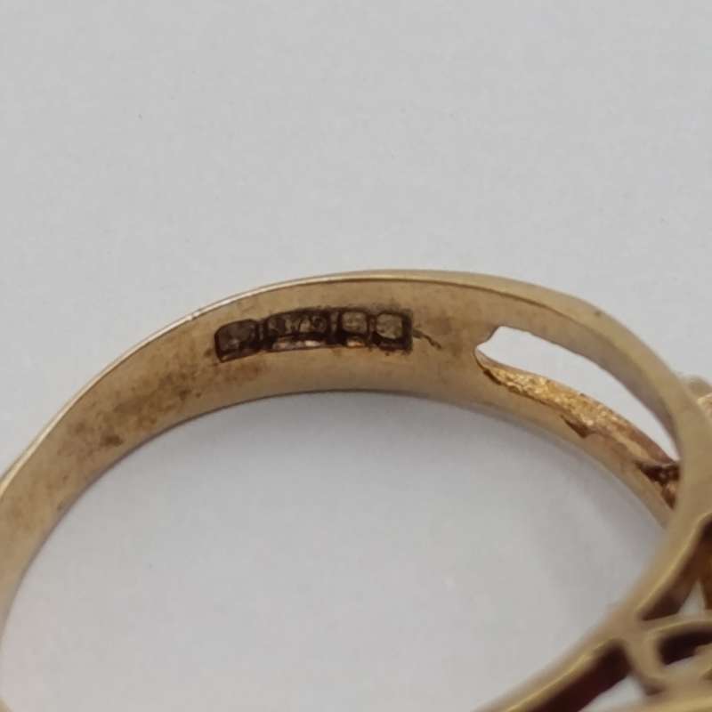 9kt gold ring Hallmarked with 3 orange red Garnets - weight 3.3g