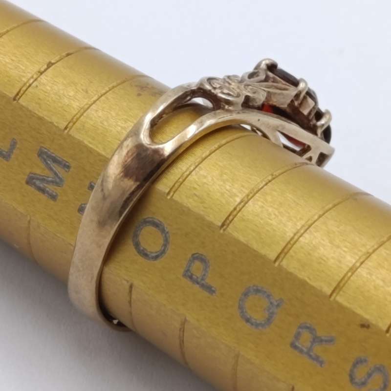 9kt gold ring Hallmarked with 3 orange red Garnets - weight 3.3g