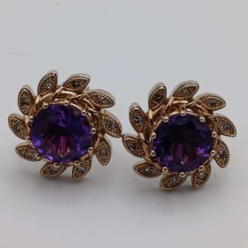 Pair of 14kt gold earrings with 10 small diamonds each - weight 5,9g purple centre stone
