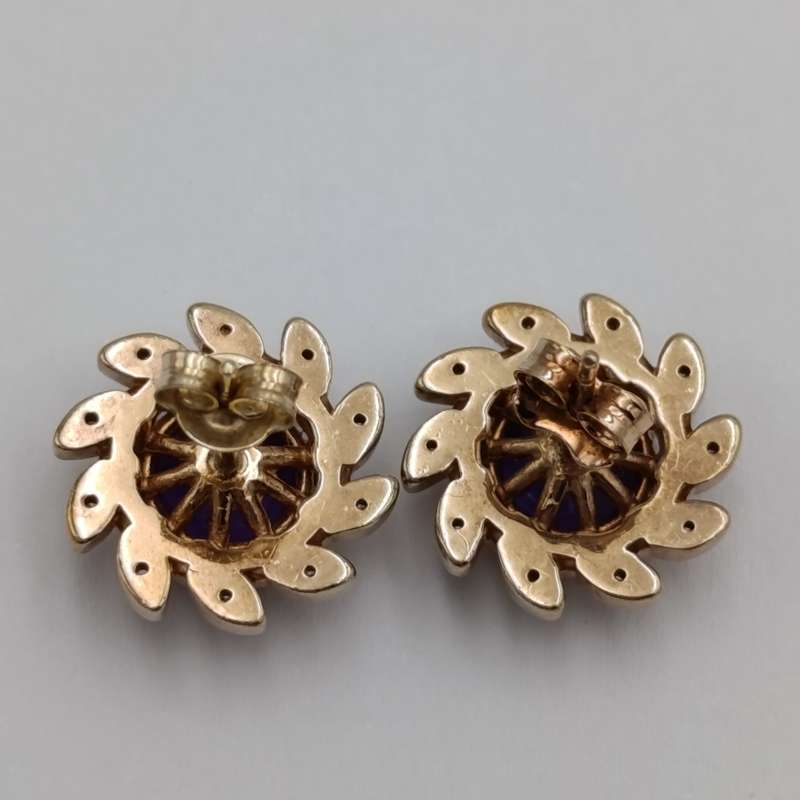 Pair of 14kt gold earrings with 10 small diamonds each - weight 5,9g purple centre stone