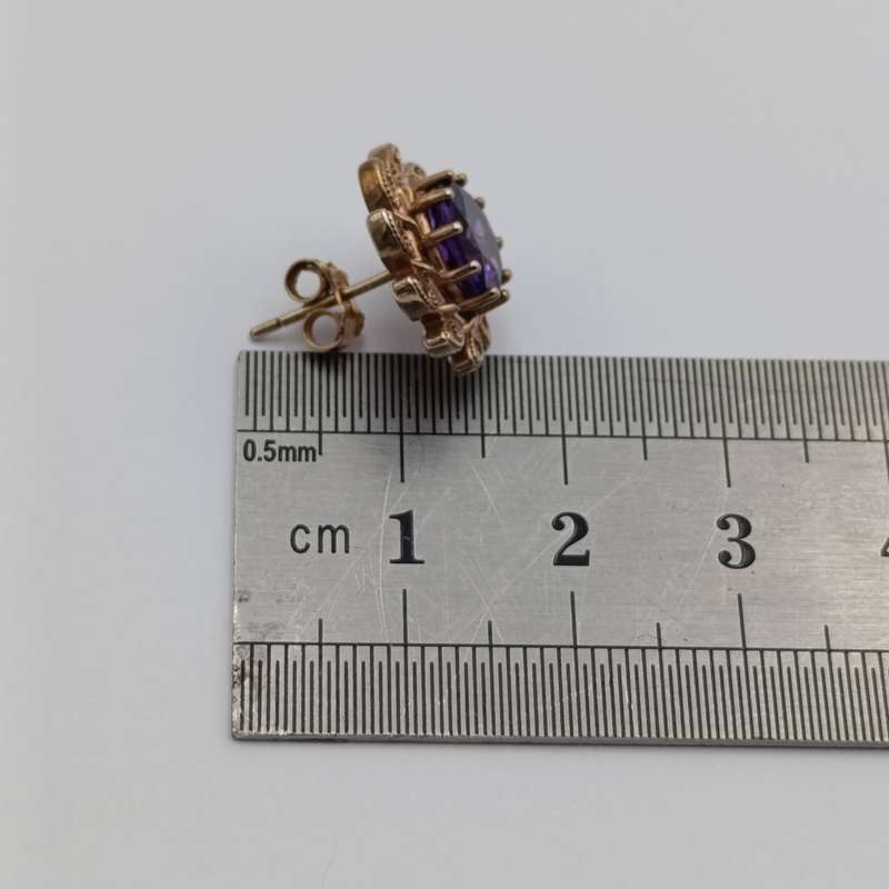 Pair of 14kt gold earrings with 10 small diamonds each - weight 5,9g purple centre stone