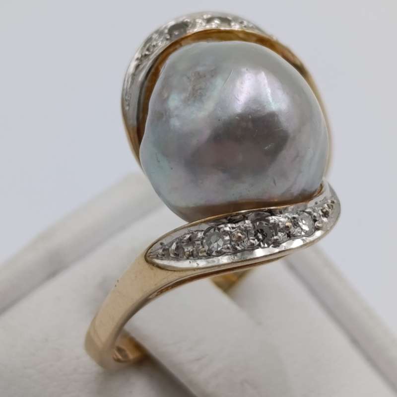 14kt gold ring with 6 diamonds and free form pearl - weight 4,3g