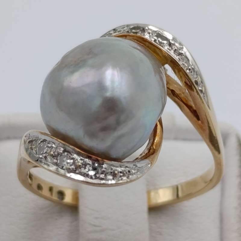 14kt gold ring with 6 diamonds and free form pearl - weight 4,3g