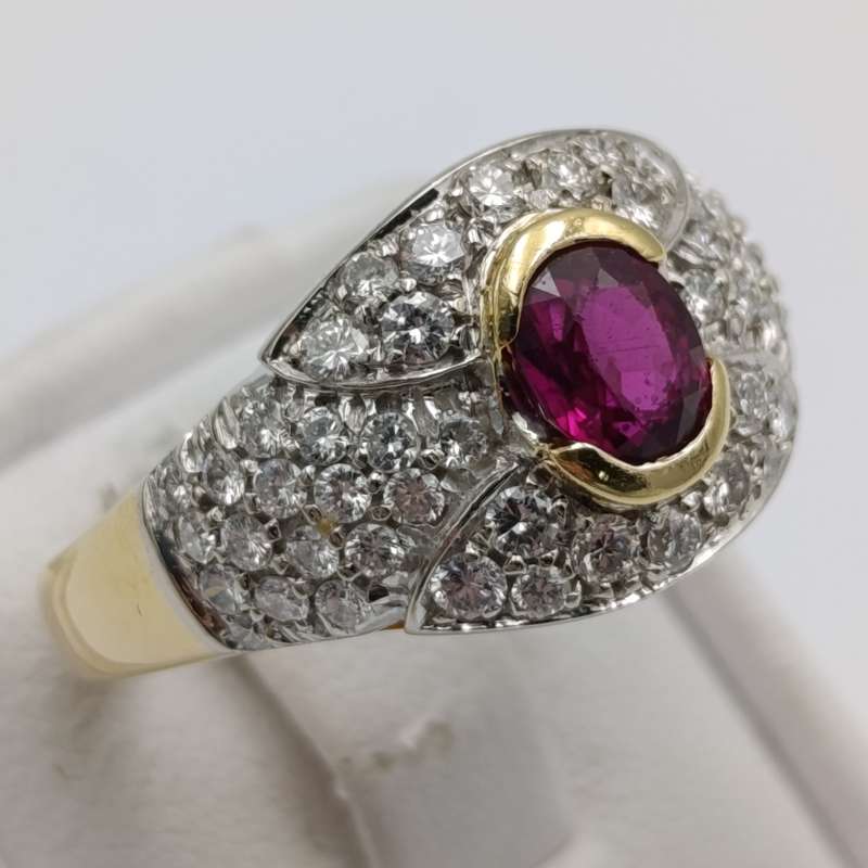 18kt gold ring with ruby of about 0,85ct and 52 beautiful diamonds - weight 8,9g