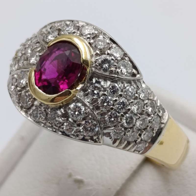 18kt gold ring with ruby of about 0,85ct and 52 beautiful diamonds - weight 8,9g