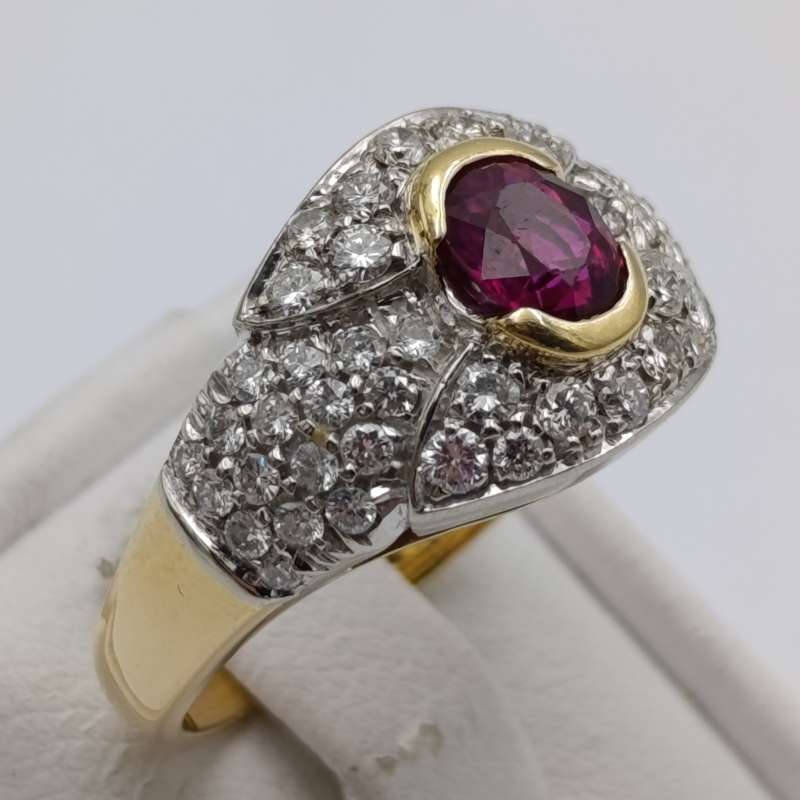 18kt gold ring with ruby of about 0,85ct and 52 beautiful diamonds - weight 8,9g