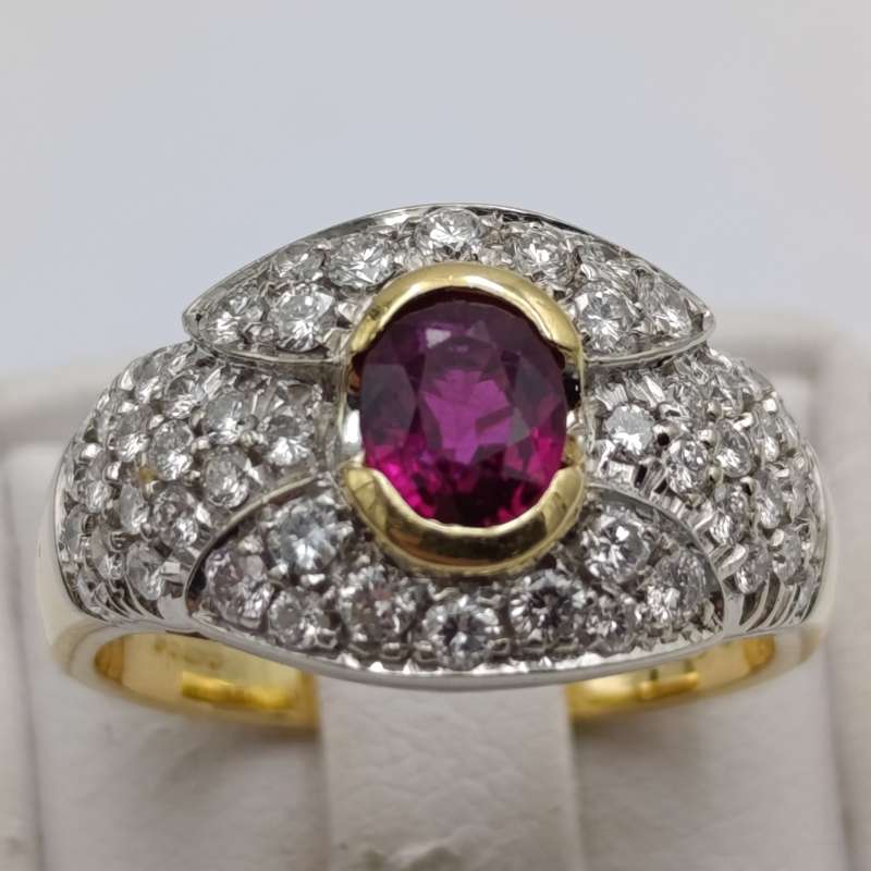 18kt gold ring with ruby of about 0,85ct and 52 beautiful diamonds - weight 8,9g