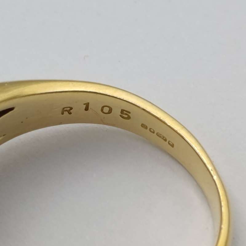 18kt gold ring with ruby of about 0,85ct and 52 beautiful diamonds - weight 8,9g