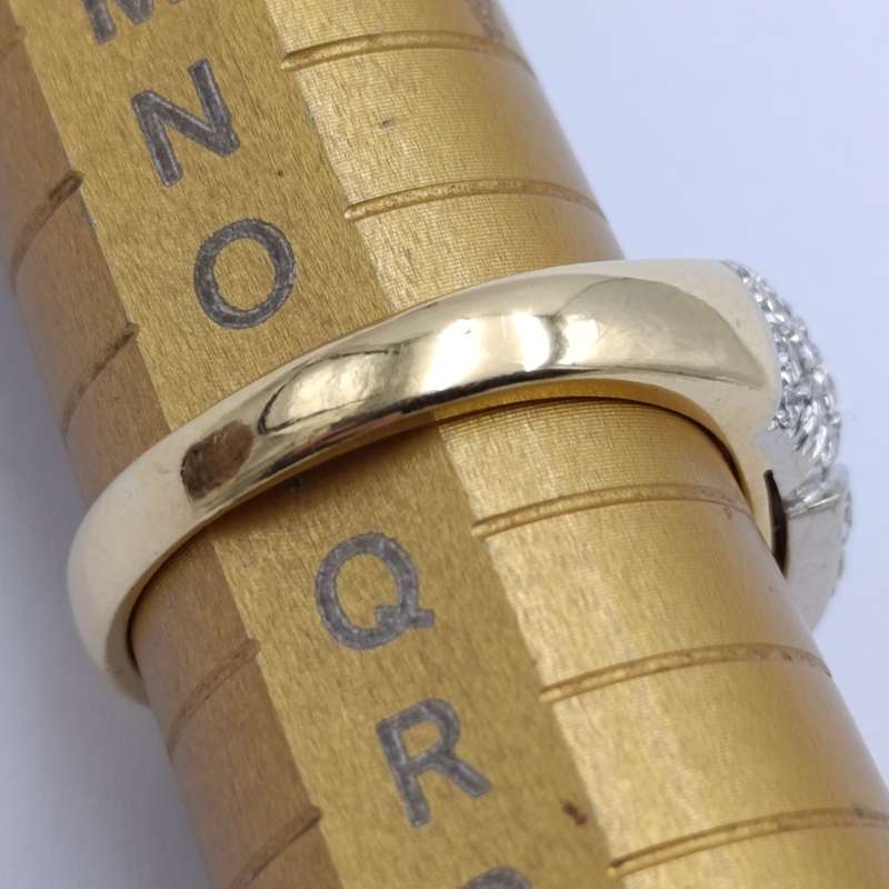 18kt gold ring with ruby of about 0,85ct and 52 beautiful diamonds - weight 8,9g