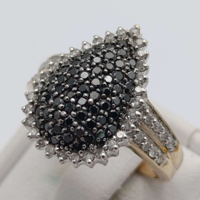 9kt gold ring with 46 white diamonds and 62 black diamonds - weight 4,2g size P