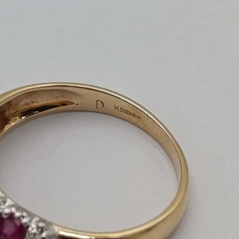 9kt gold ring with 13 diamonds and 12 rubies - weight 3.1g