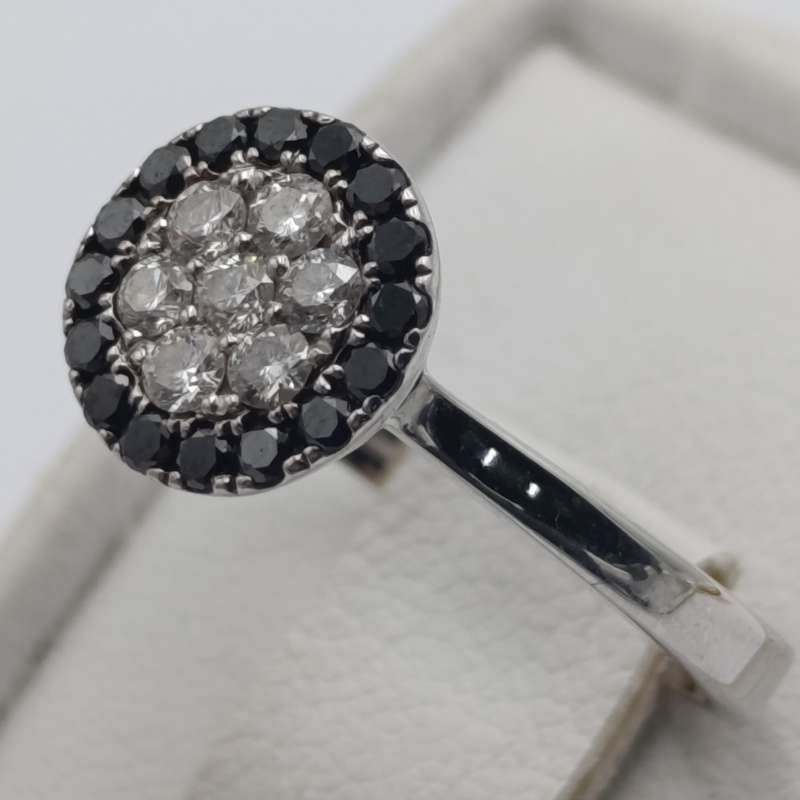 18kt white gold ring with 15 black diamonds and 7 white diamonds - weight 3,2g