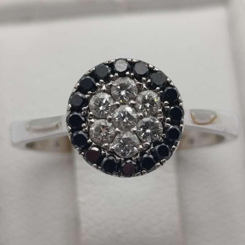 18kt white gold ring with 15 black diamonds and 7 white diamonds - weight 3,2g