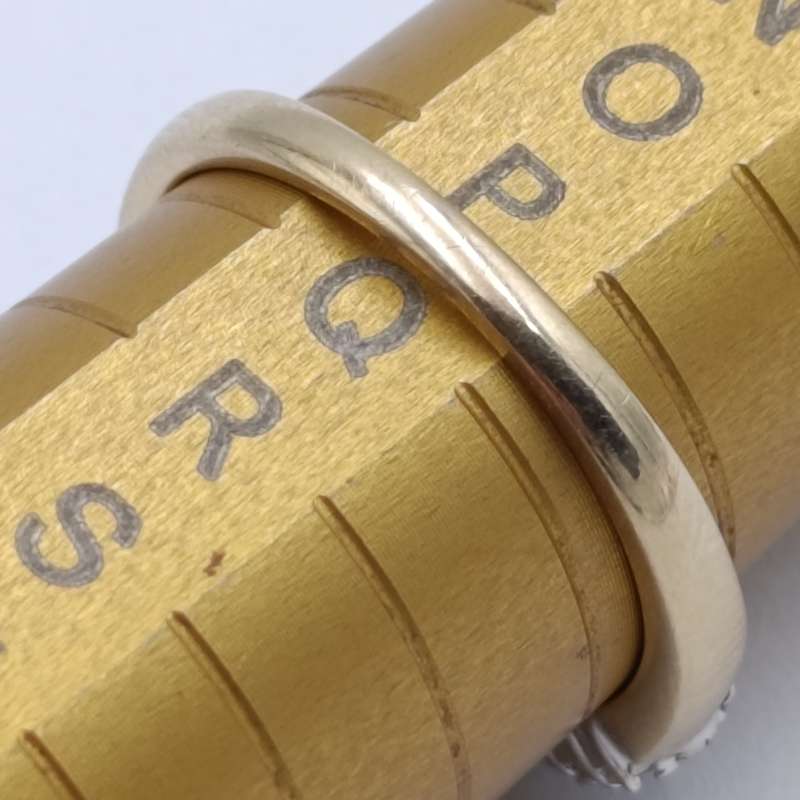 9kt gold ring with 46 diamonds - weight 2,5g
