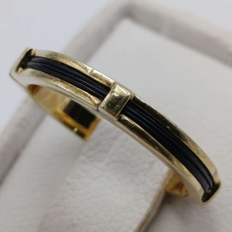 14kt gold ring with elephant hair - weight 3.4g