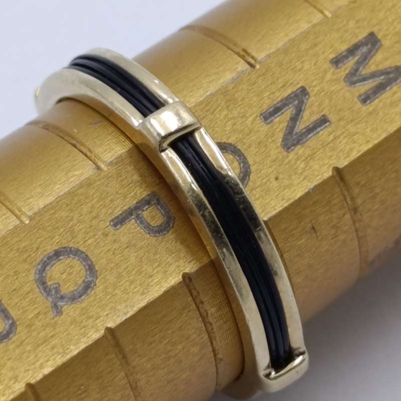 14kt gold ring with elephant hair - weight 3.4g