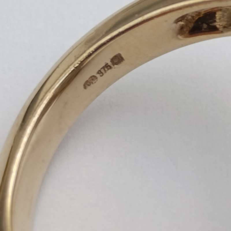 9kt gold ring with centre diamond of almost half a carat plus a further 56 diamonds - weight 7.3g