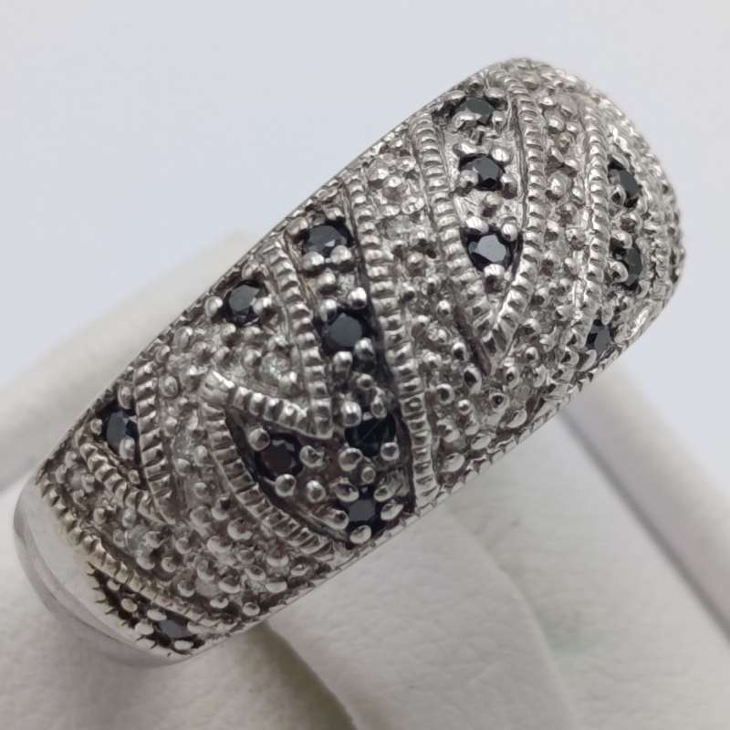 9kt white gold ring with 21 black diamonds and 26 white diamonds - weight 5,1g
