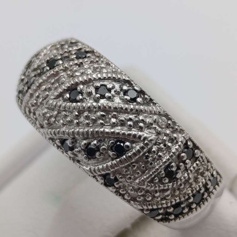 9kt white gold ring with 21 black diamonds and 26 white diamonds - weight 5,1g