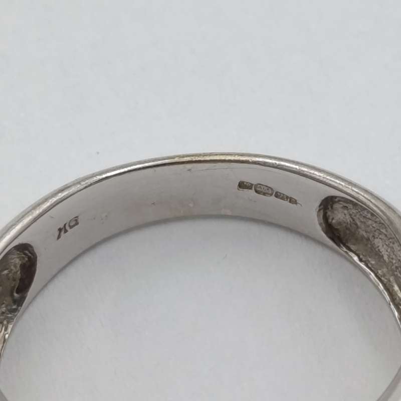 9kt white gold ring with 21 black diamonds and 26 white diamonds - weight 5,1g